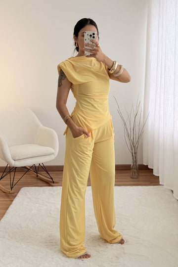 Conjunto feminino com ombreiras e barra assimétrica
