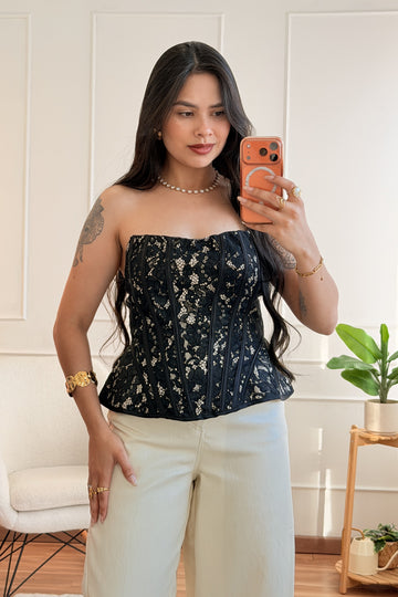 Top corpete em renda floral com saia de folhos