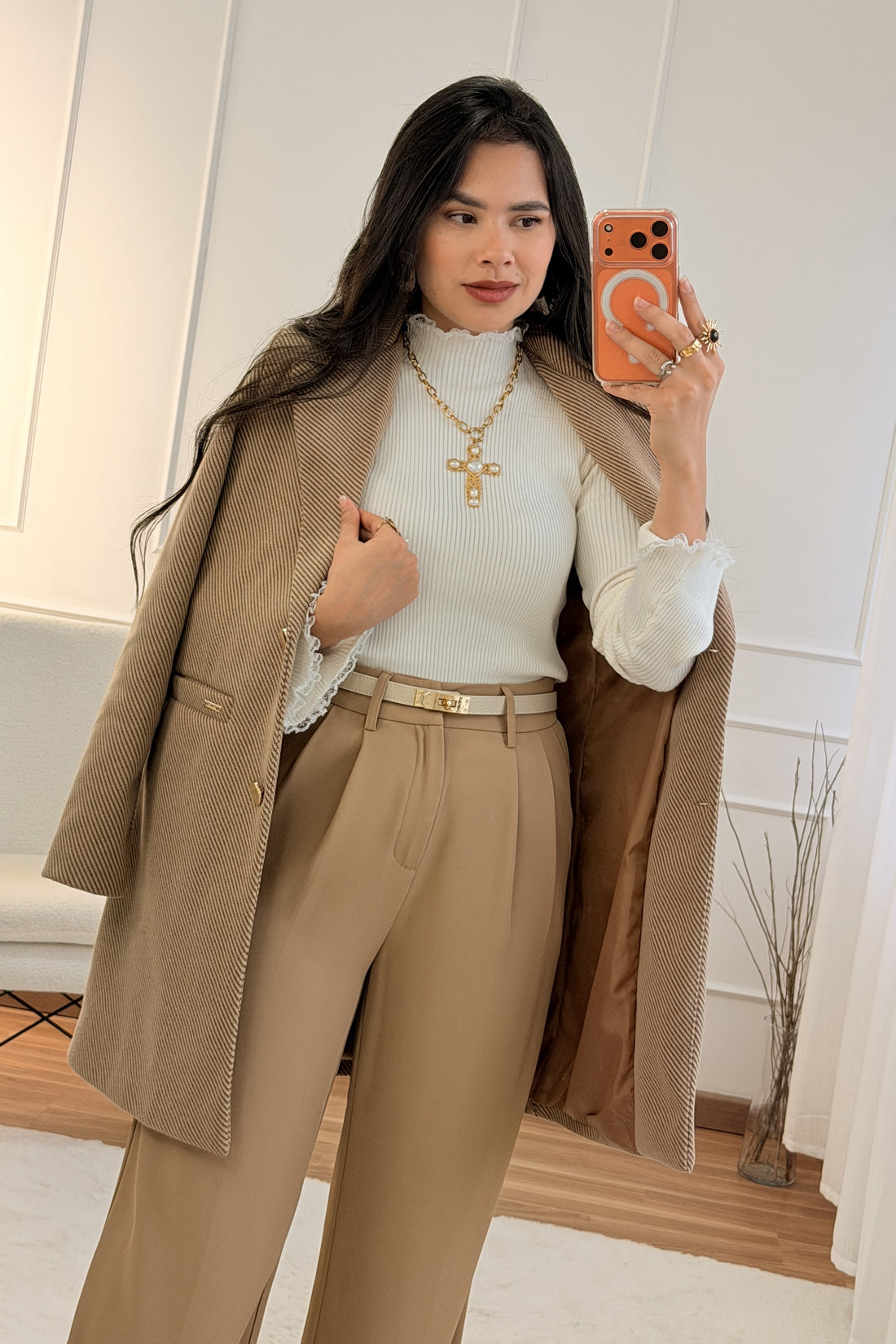 Colar cruz dourada com pérolas