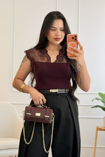 Top em malha com renda floral