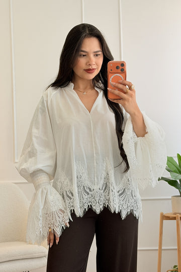 Blusa com gola de folho e mangas flare em renda
