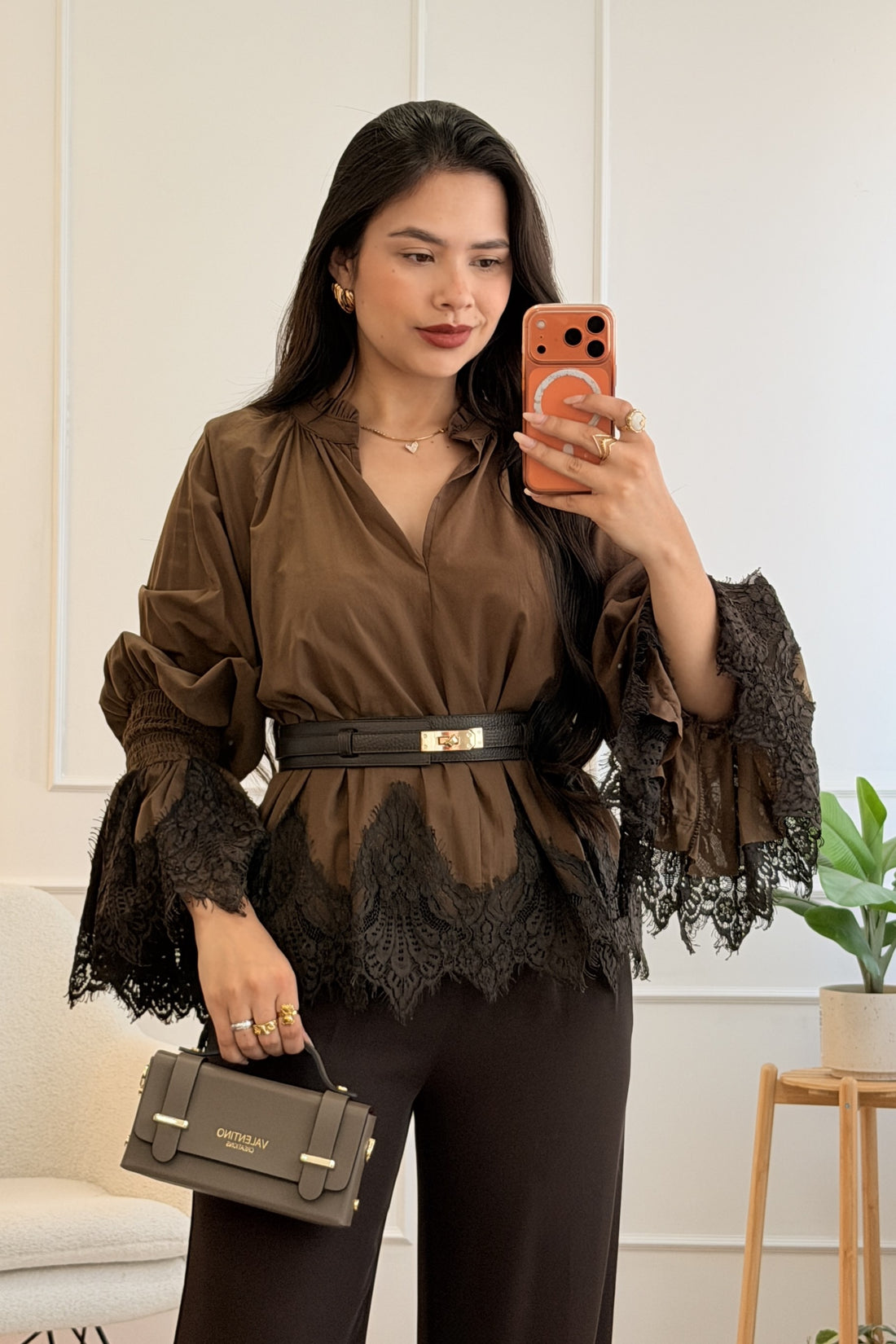 Blusa com gola de folho e mangas flare em renda - lavishiochicBlusalavishiochic