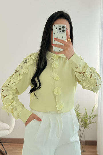 Blusa flores recortes  ELLI WHITE
