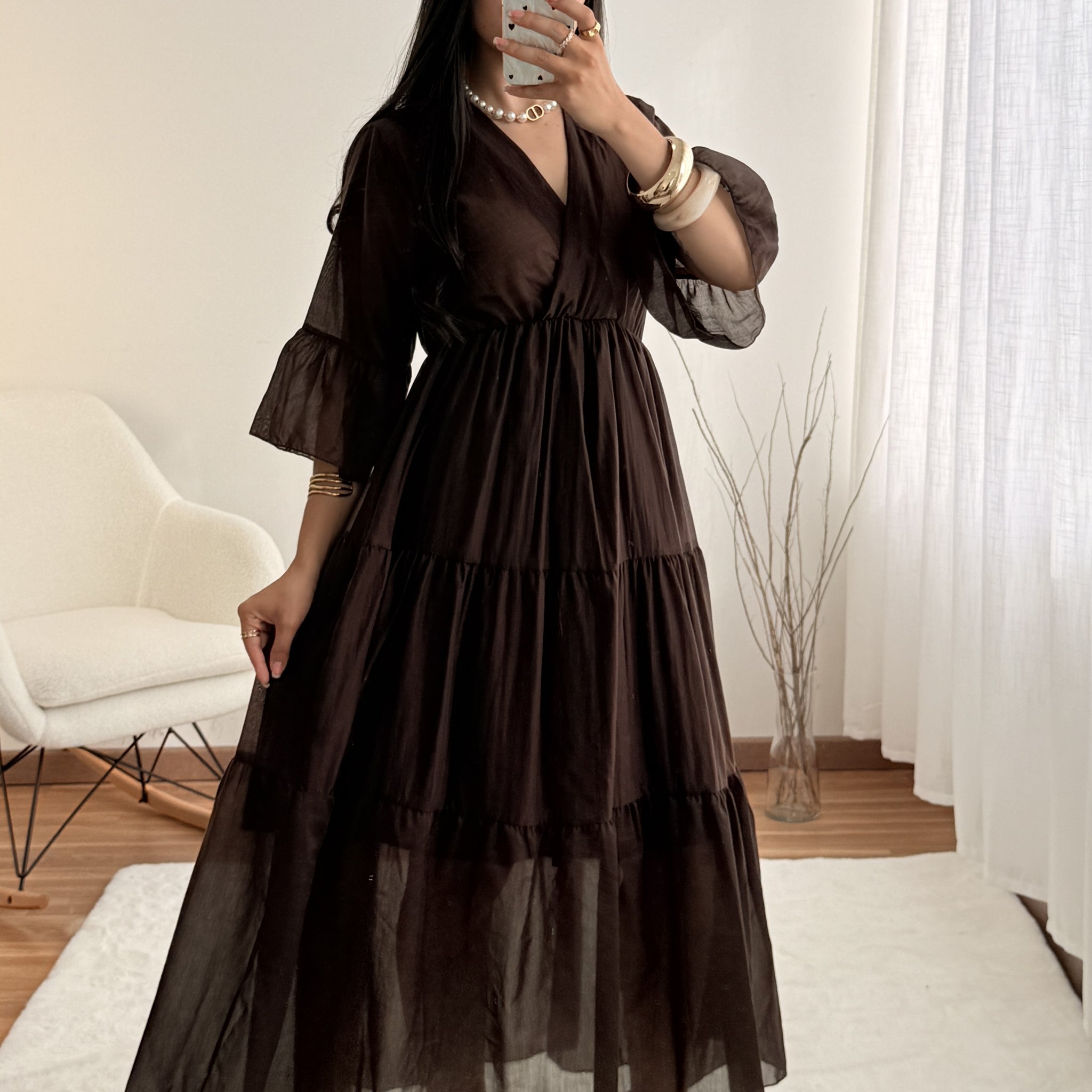 Vestido com mangas fluidas e corte elegante