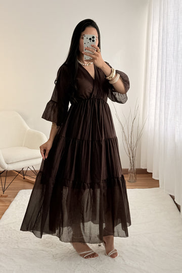 Vestido com mangas fluidas e corte elegante
