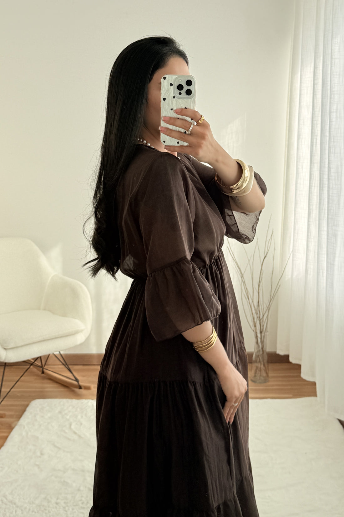 Vestido com mangas fluidas e corte elegante