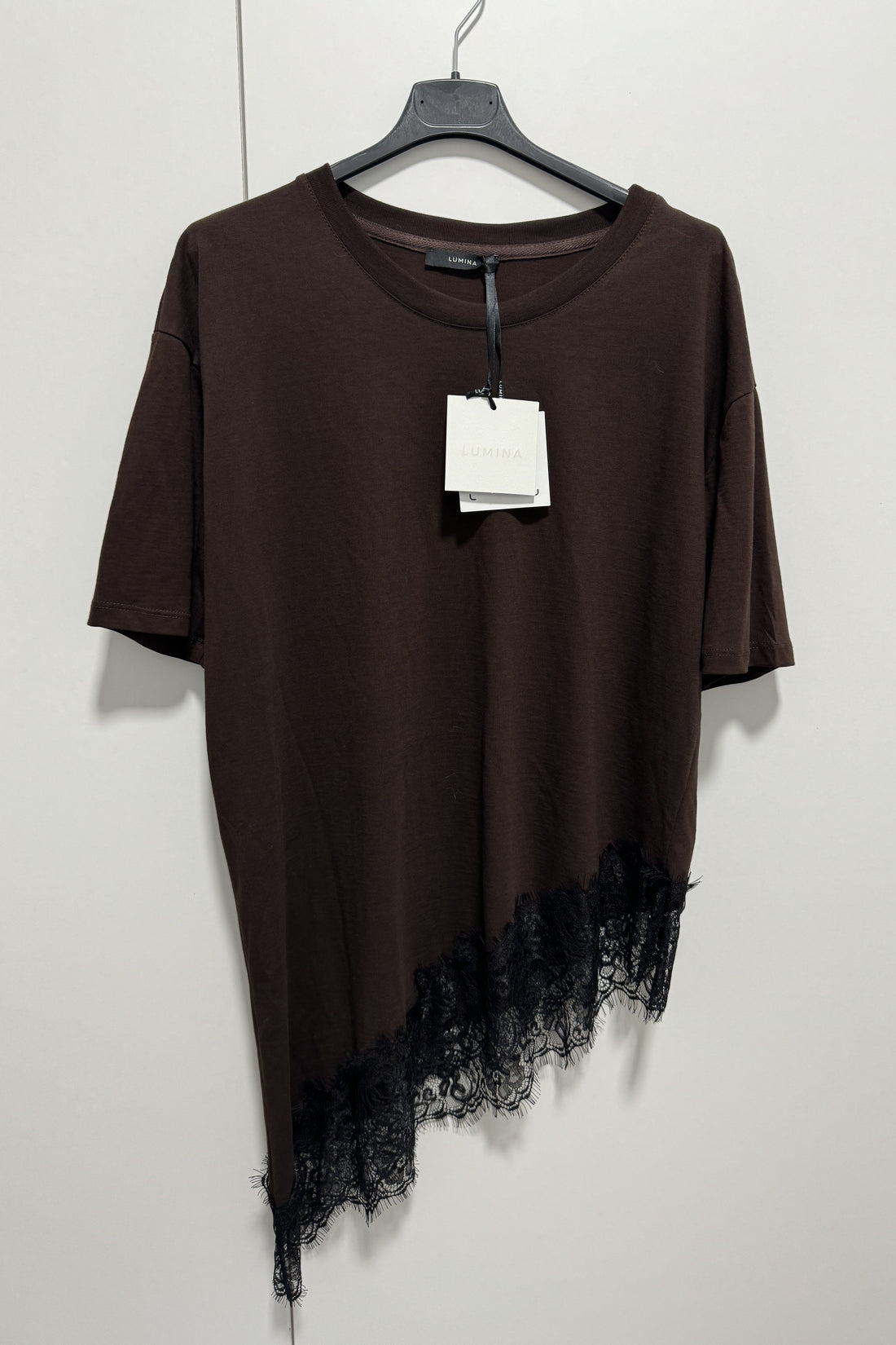 T-shirt com renda assimétrica LUMINA