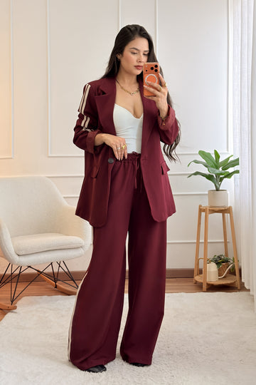 Conjunto de blazer e calças largas com faixas laterais