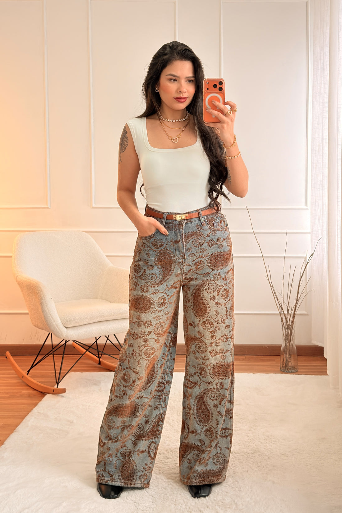 Calça de ganga com estampa castanha