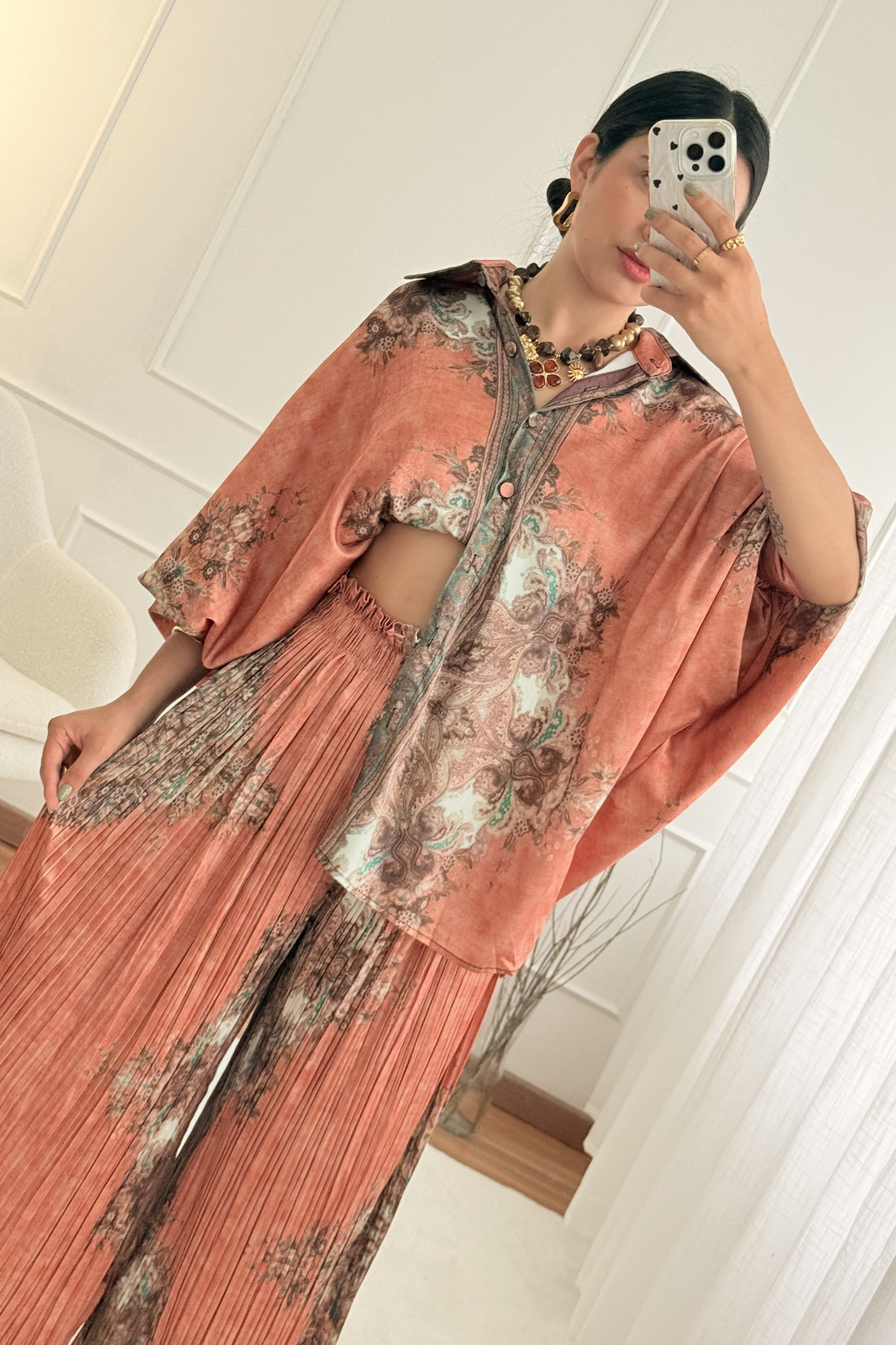 Conjunto em cetim com padrão artístico