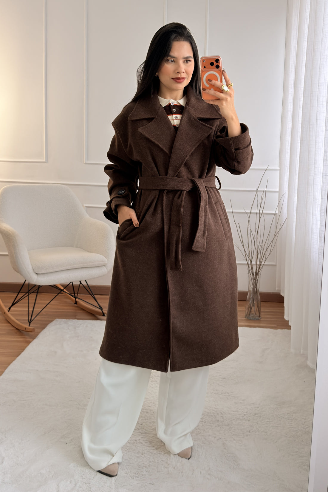 Casaco comprido com cinto ajustável