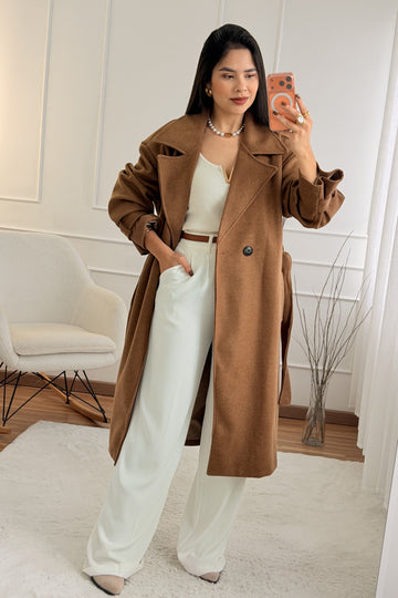 Casaco comprido com cinto ajustável