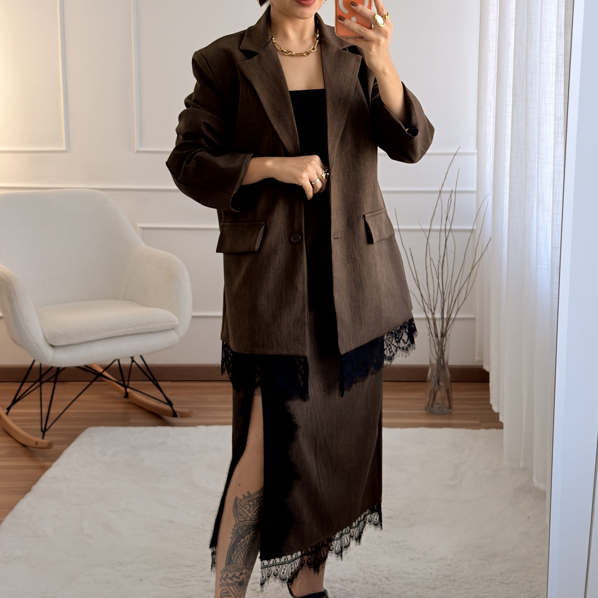 Conjunto elegante em marrom com renda