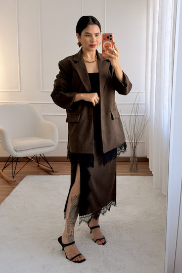 Conjunto elegante em marrom com renda