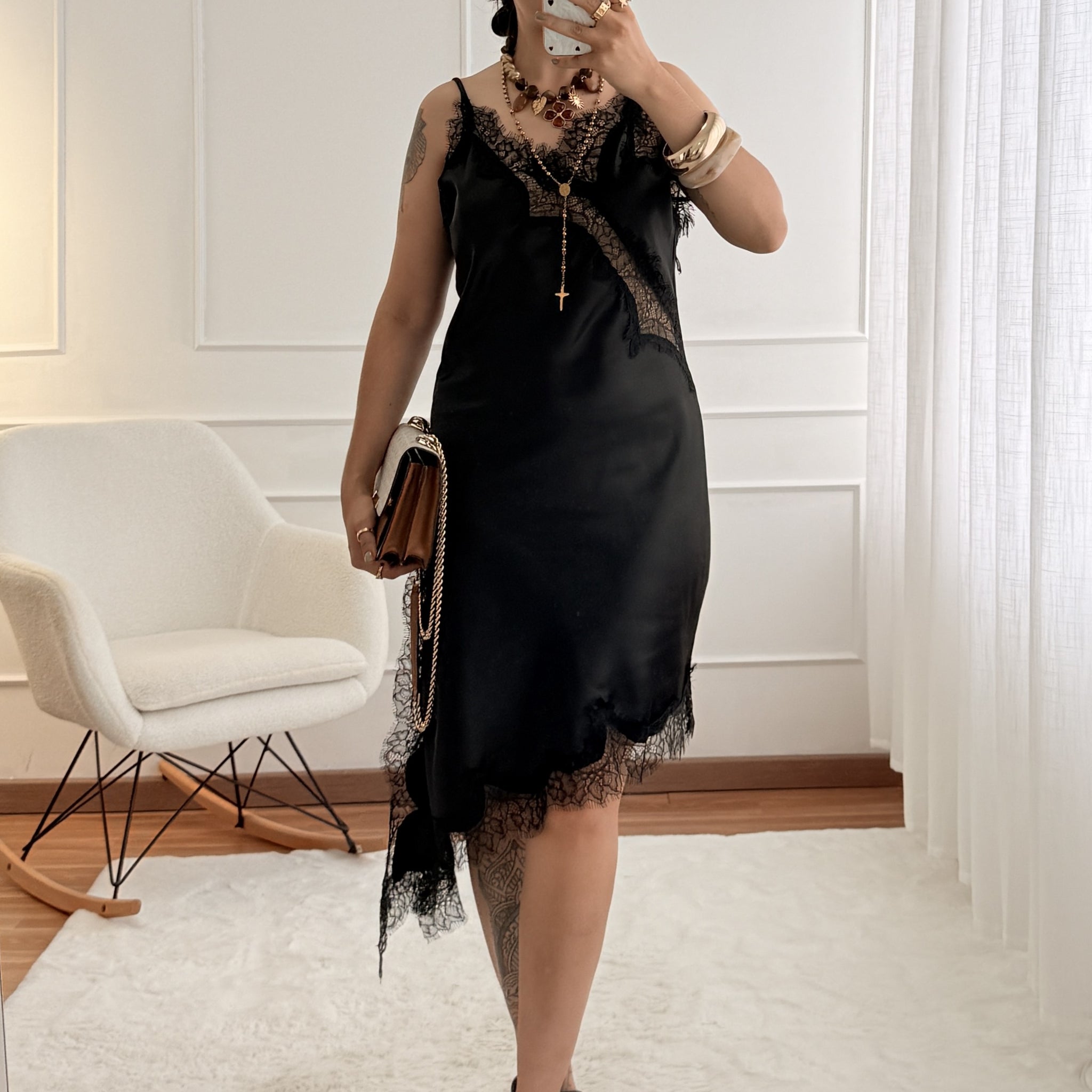 Vestido em cetim com renda