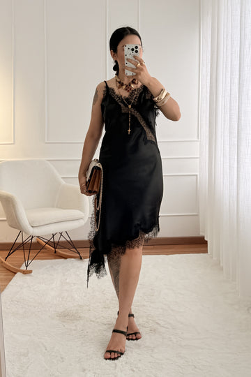 Vestido em cetim com renda