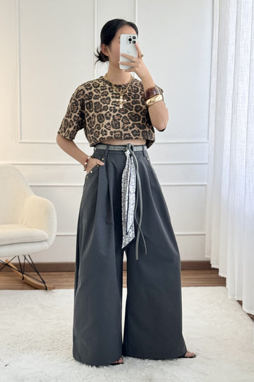 Calça com cinto e fita