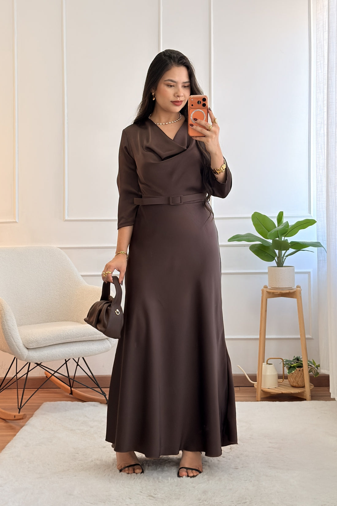 Vestido acetinado com decote drapeado