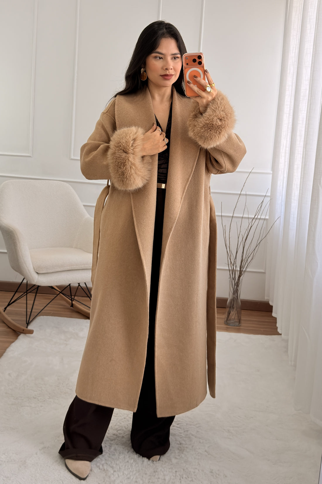 Casaco de lã com punhos em pelo comprido