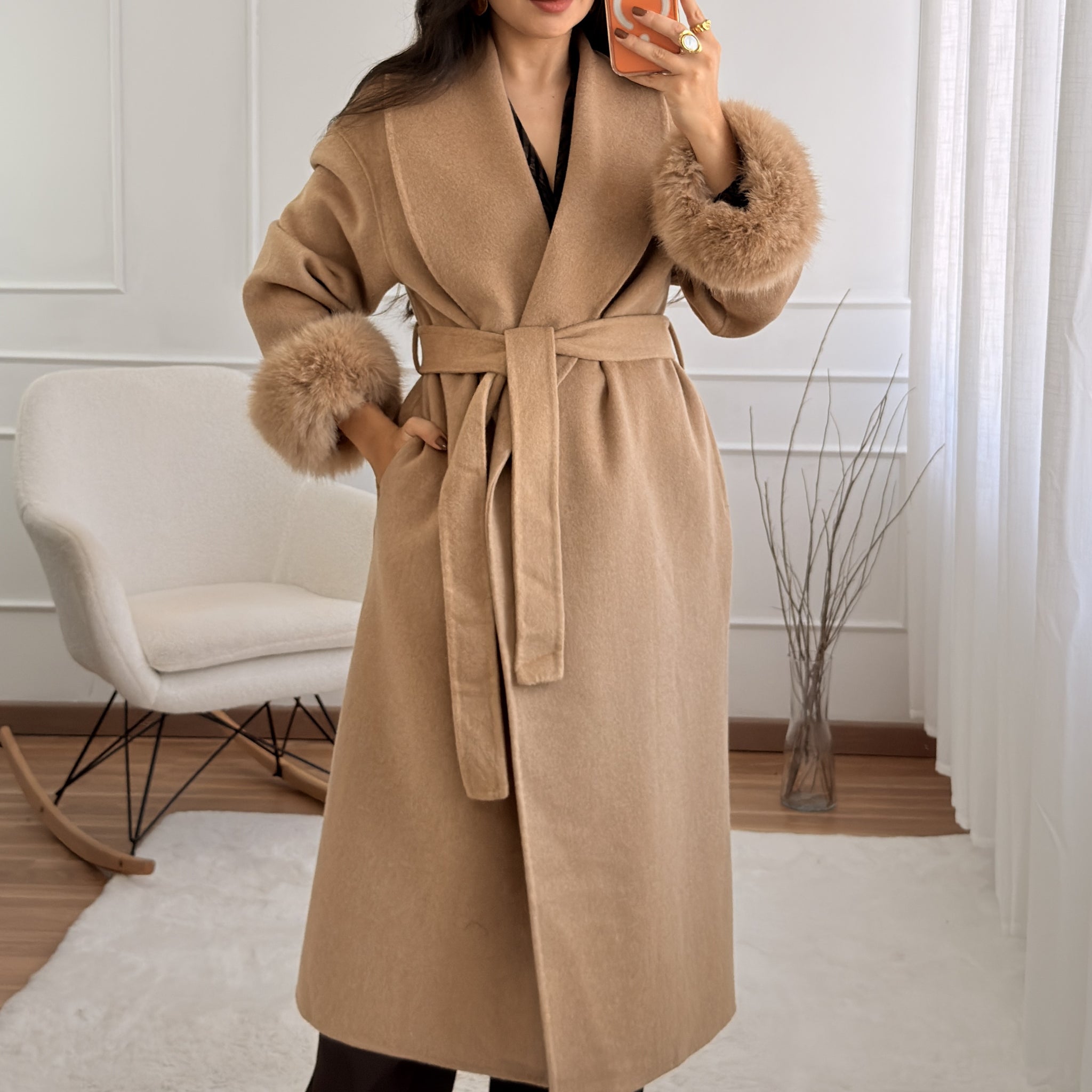 Casaco de lã com punhos em pelo comprido