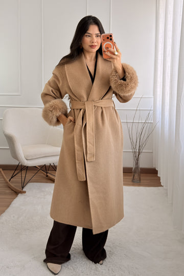 Casaco de lã com punhos em pelo comprido