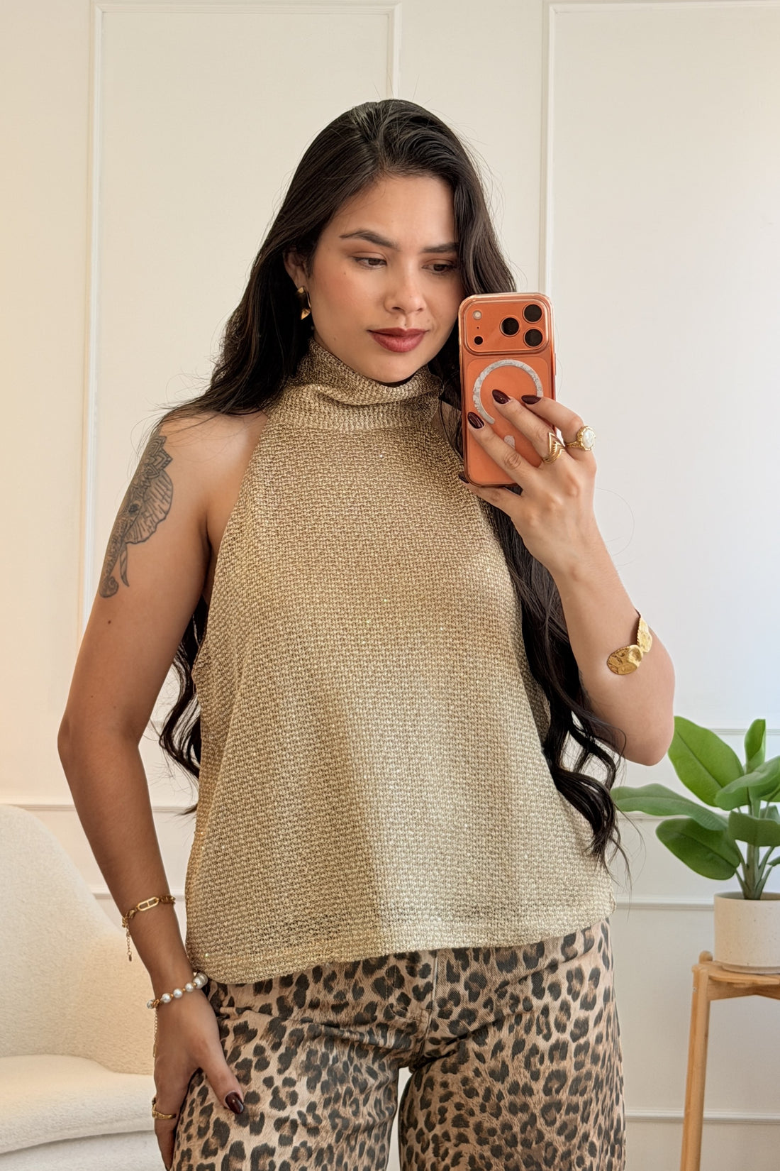 Top halter de gola alta em tecido brilhante