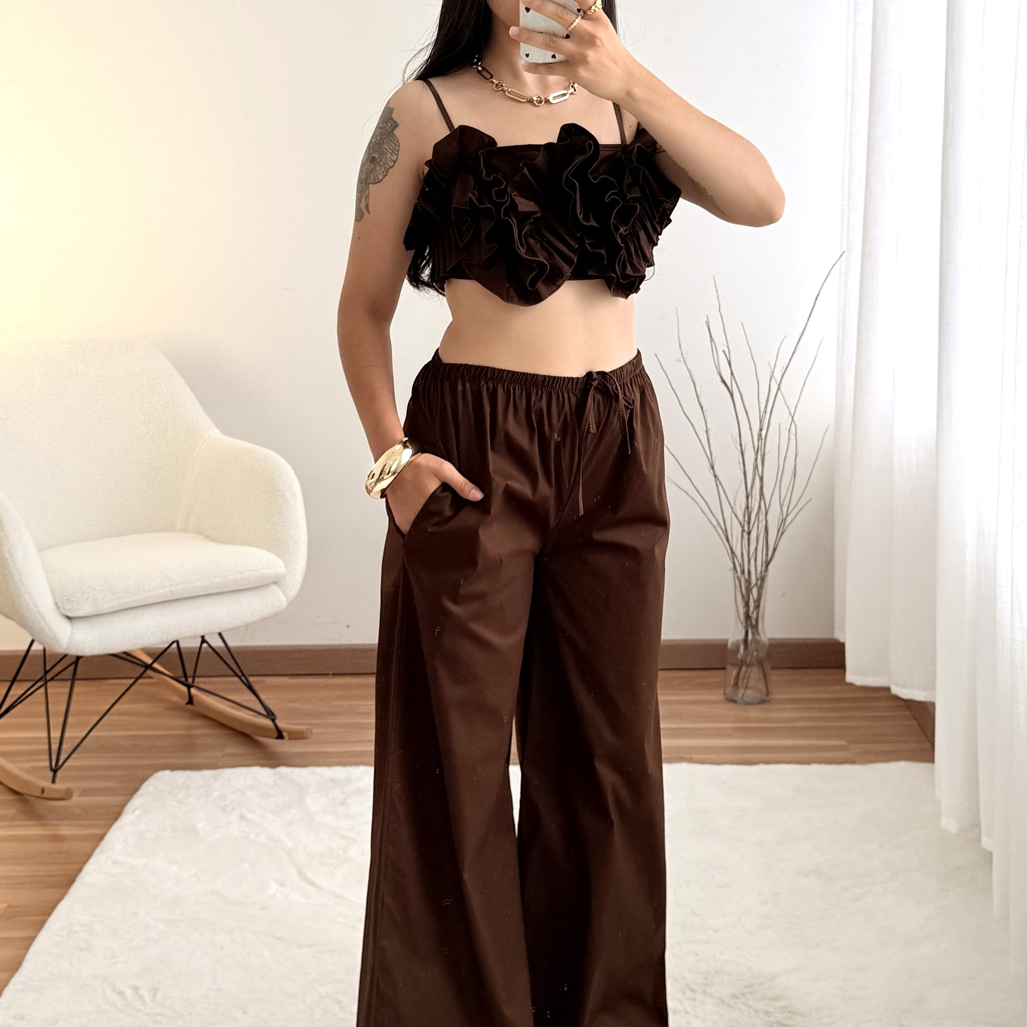 Conjunto – cropped com babados e calça pantalona