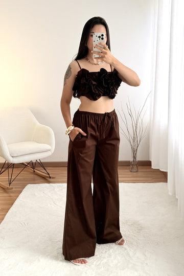 Conjunto – cropped com babados e calça pantalona
