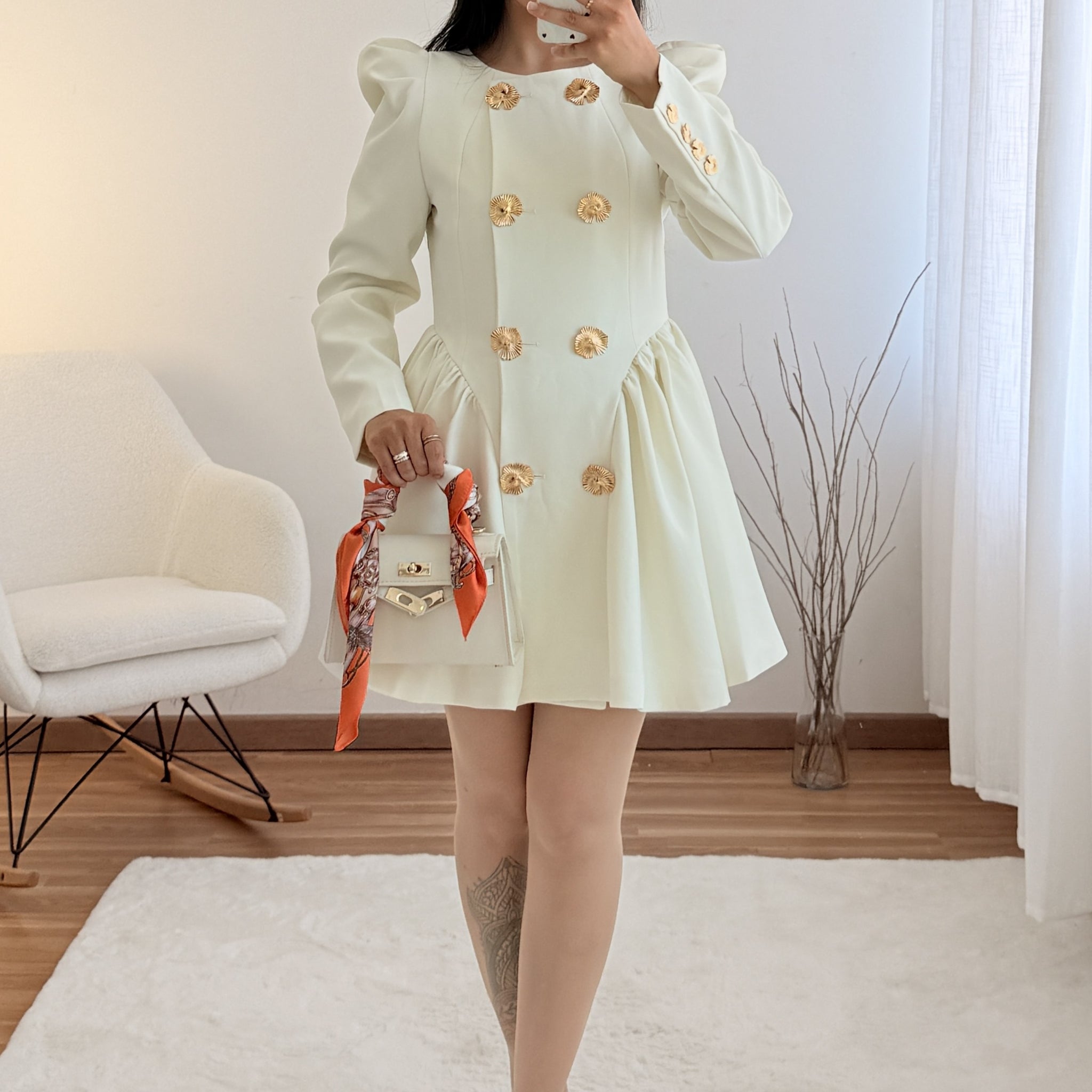 Vestido estruturado com botões dourados MOCHY
