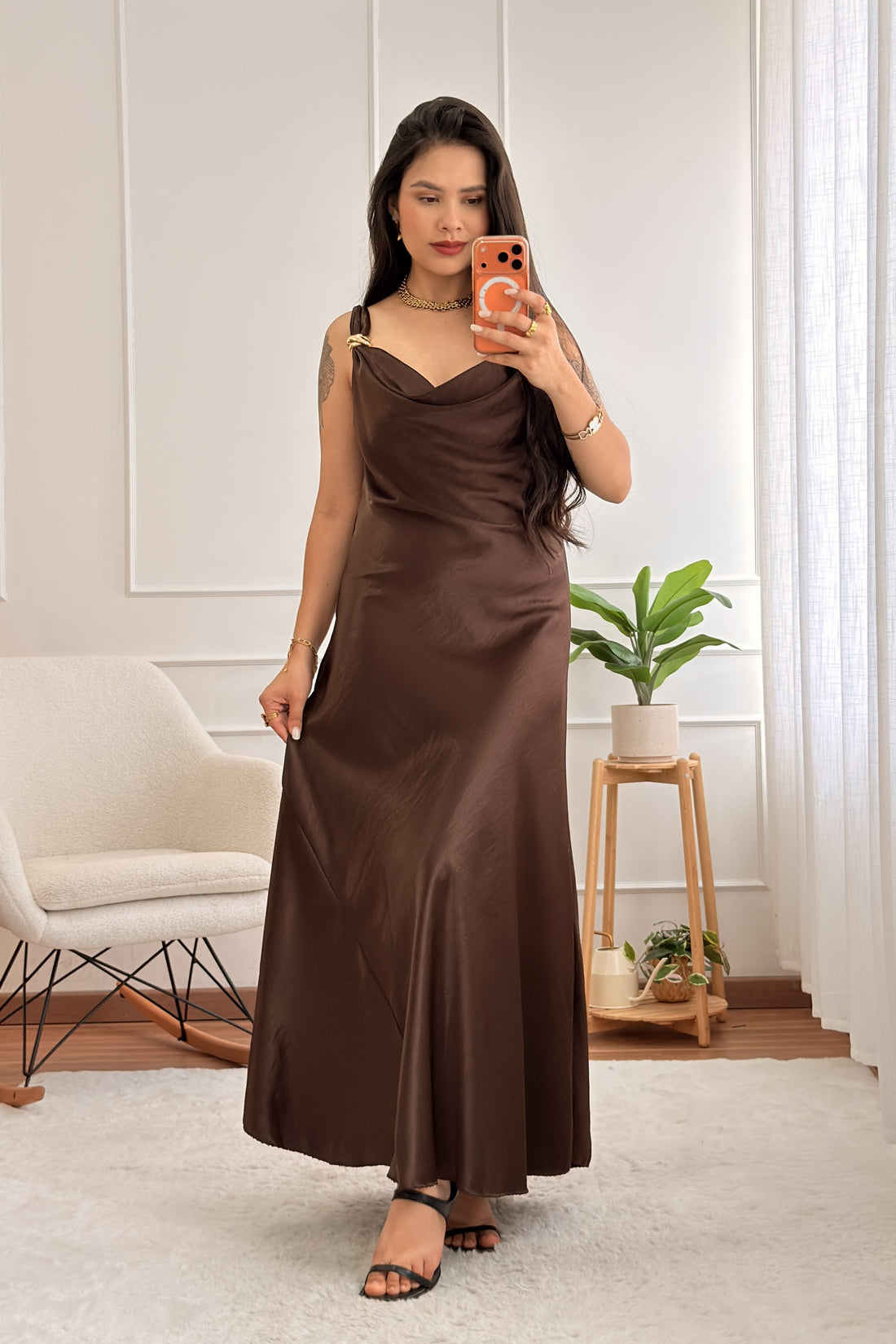 Vestido alça com detalhe de metal e costas amarrável