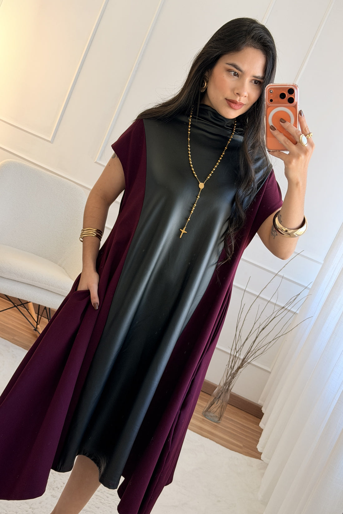 Vestido bicolor misto e efeito pele