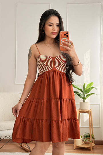 Vestido curto com bordado geométrico