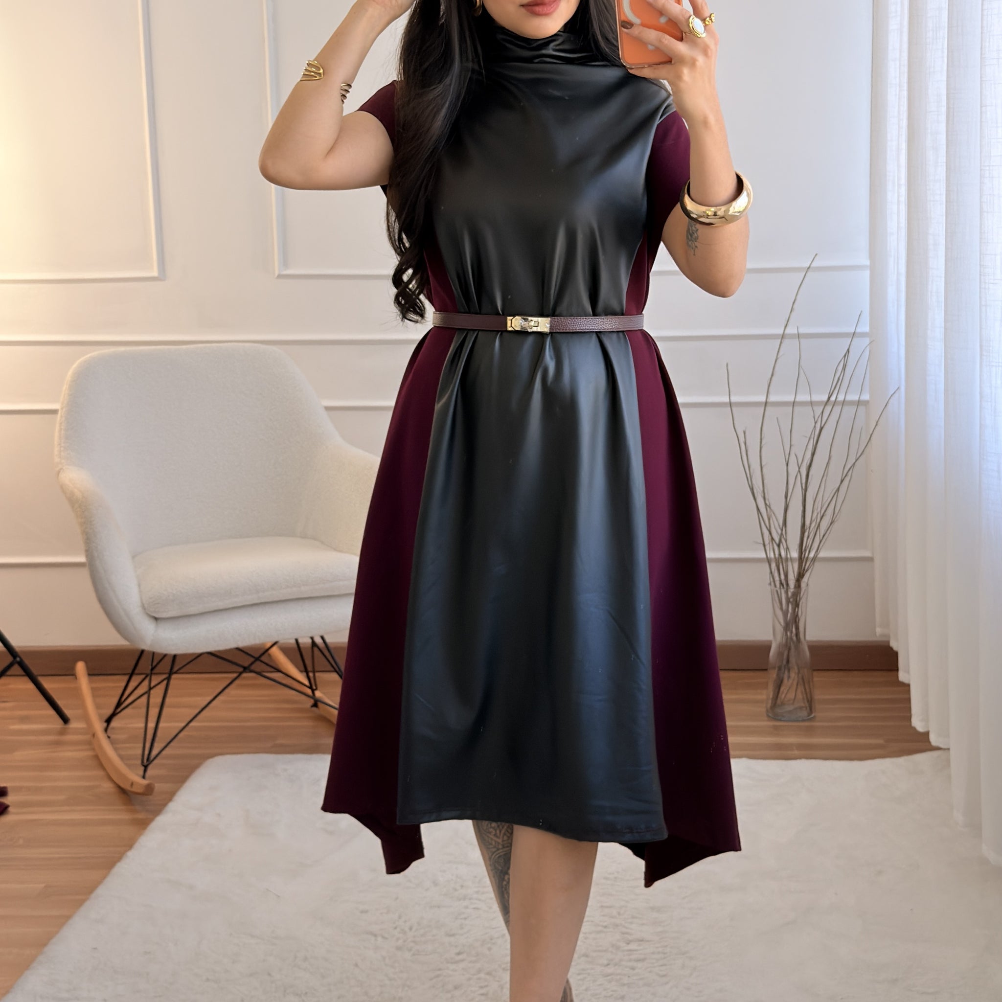 Vestido bicolor misto e efeito pele