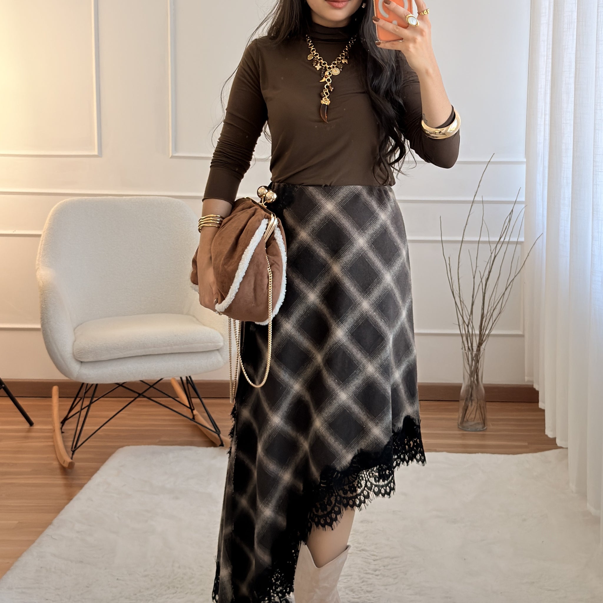 Saia assimétrica de padrão xadrez com renda