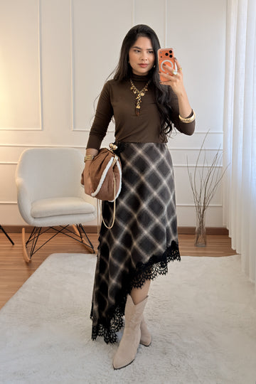 Saia assimétrica de padrão xadrez com renda