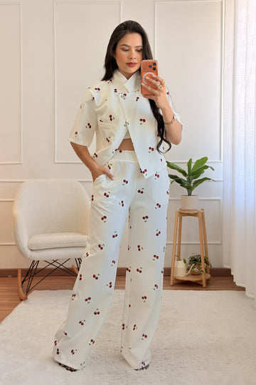 Conjunto blazer + calça com estampa de cereja