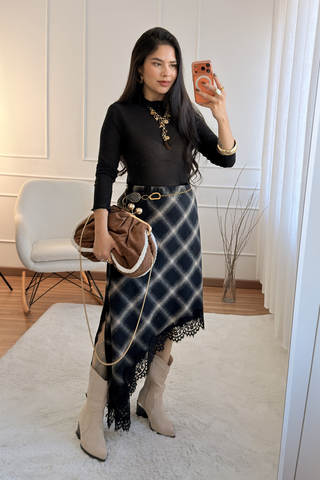 Saia assimétrica de padrão xadrez com renda