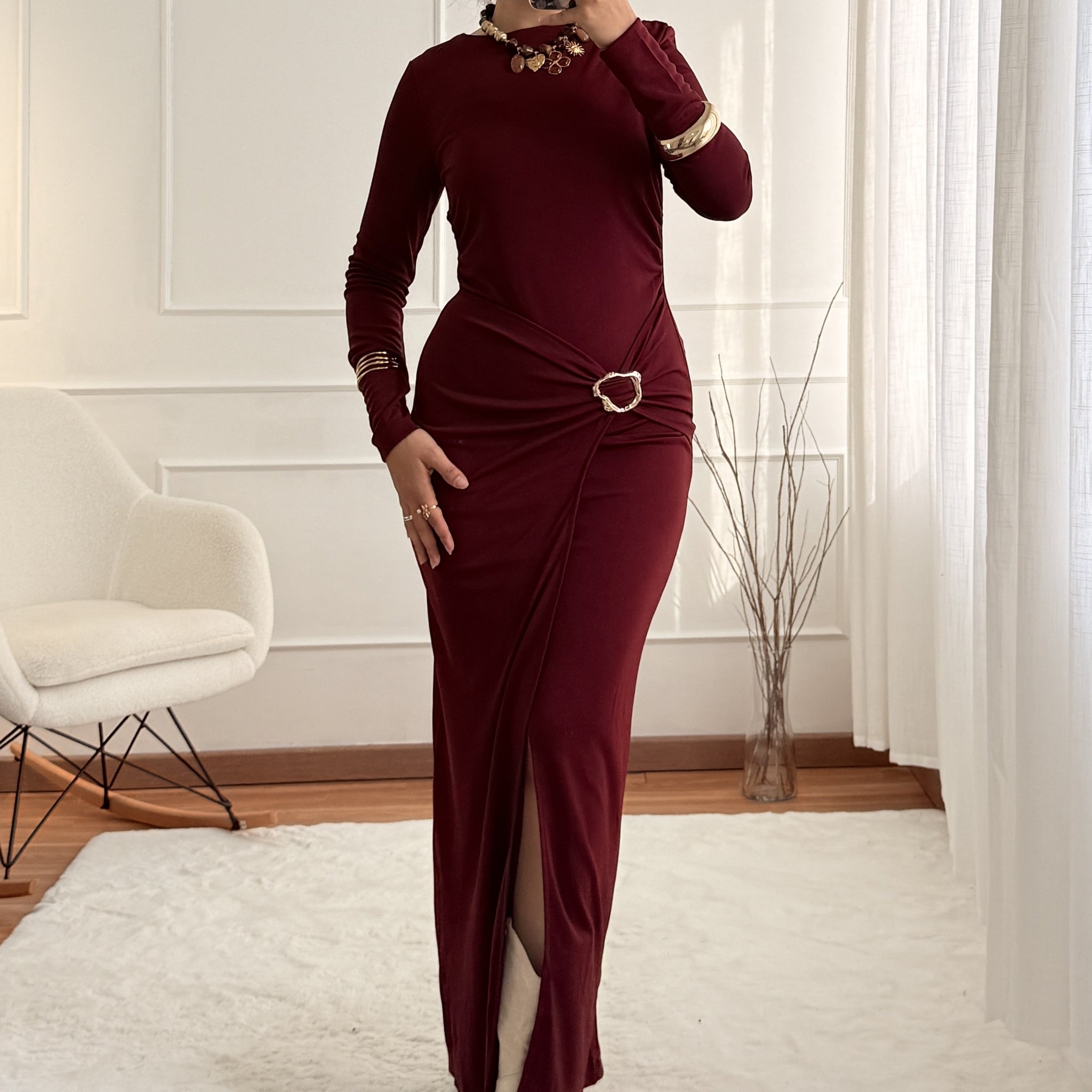Vestido bordô com fivela