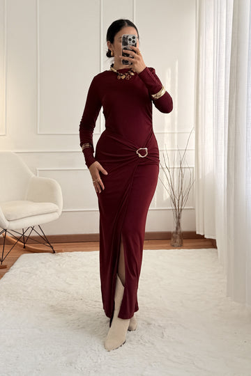 Vestido bordô com fivela