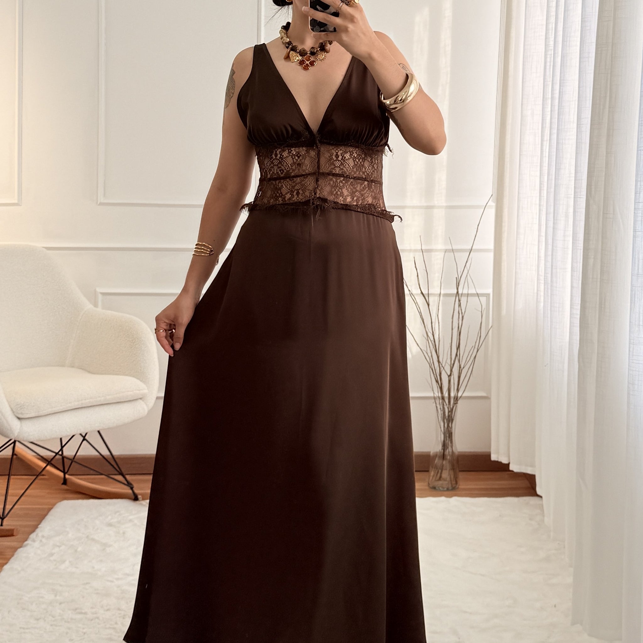 Vestido comprido em cetim com renda
