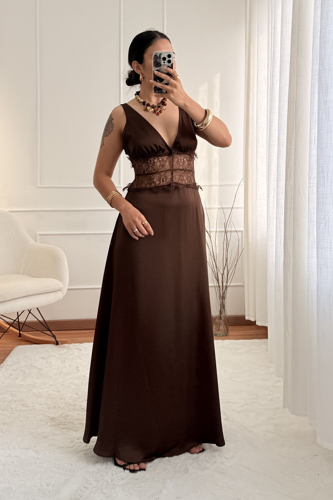 Vestido comprido em cetim com renda