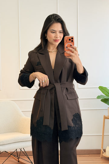 Blazer com detalhes de renda e cinto ELLI WHITE