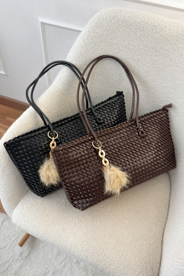 Bolsa tote tecida com pom-pom