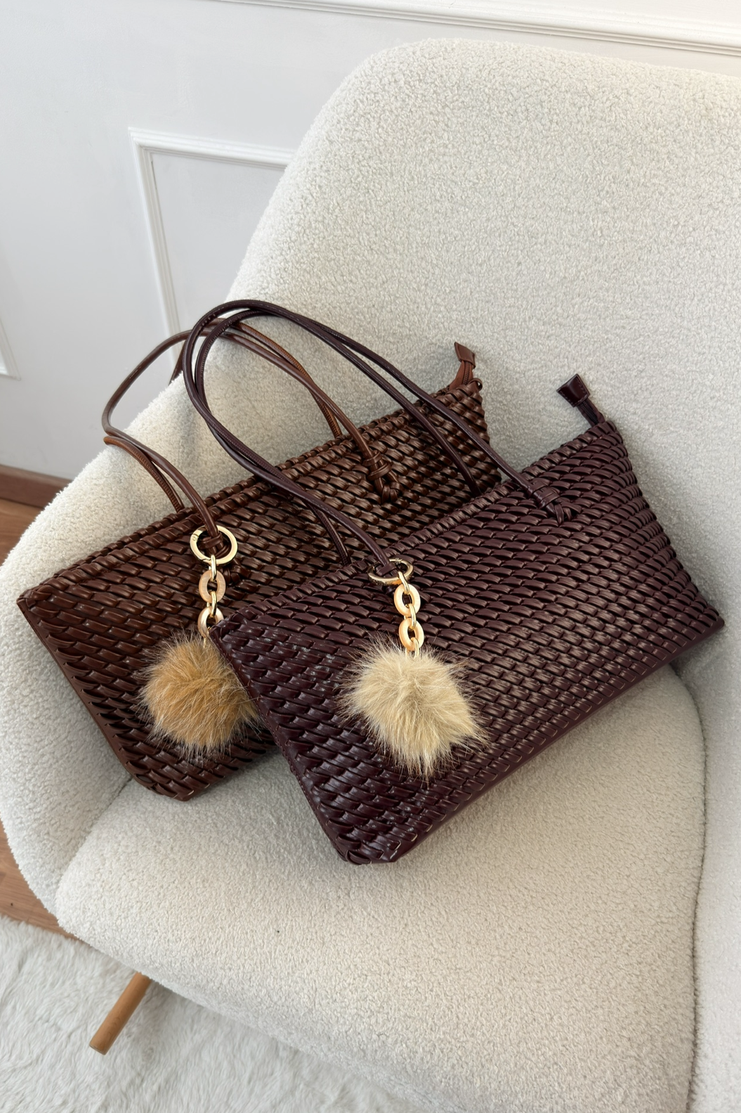 Bolsa tote tecida com pom-pom