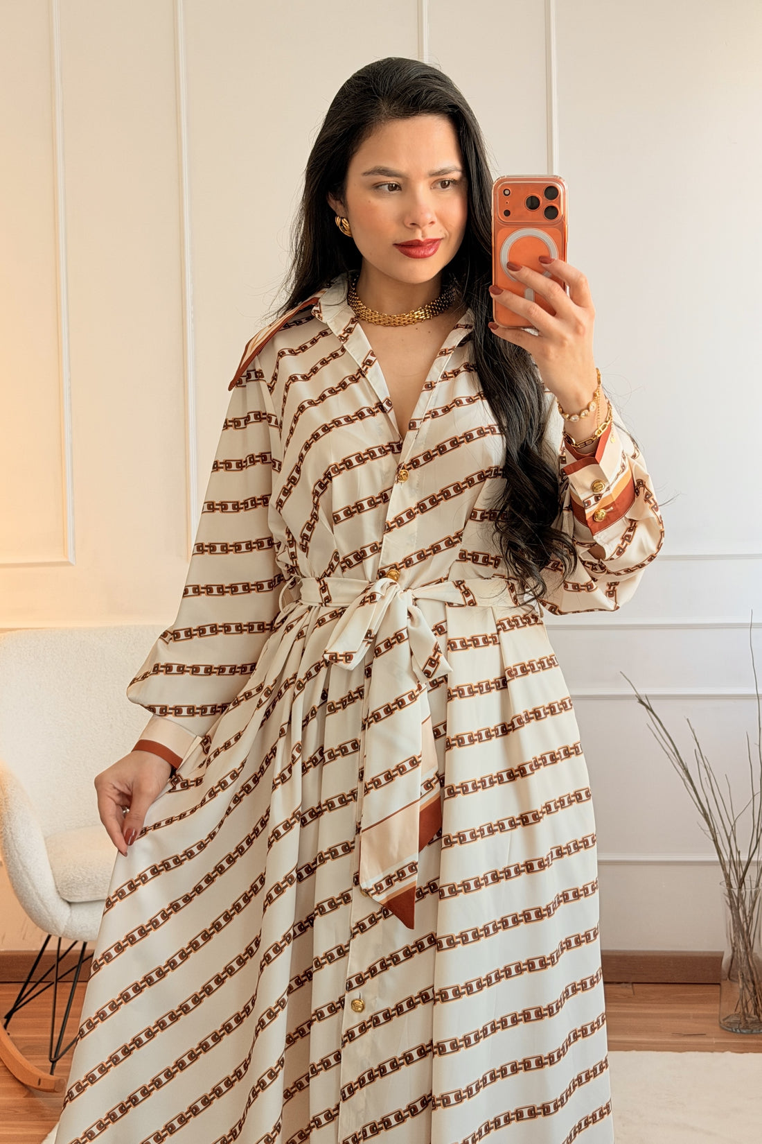 Vestido camiseiro com estampa de correntes