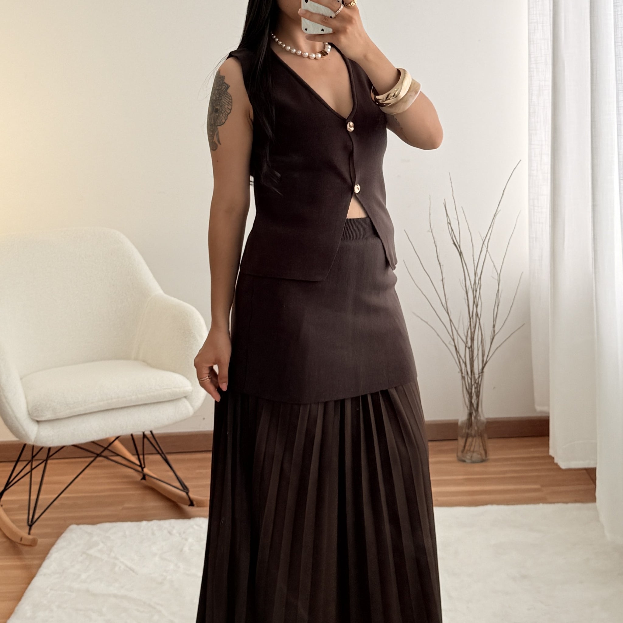 Conjunto malha colete e saia plissada