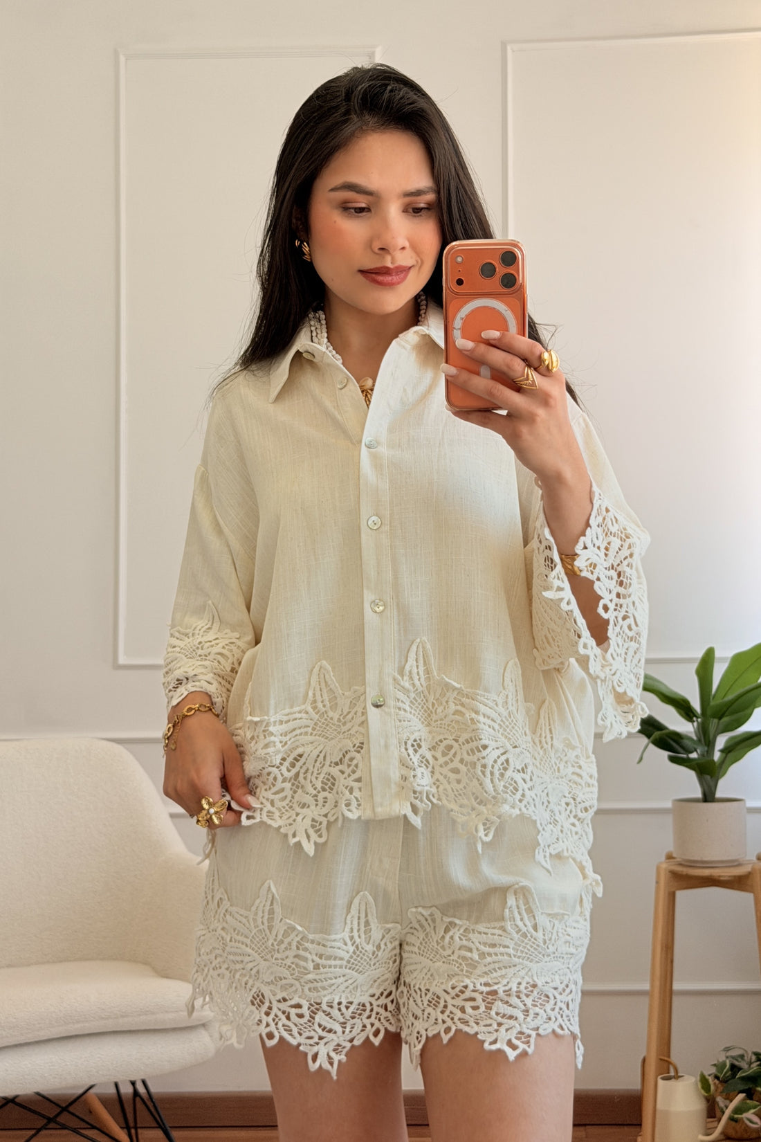 Camisa com inserções em renda LUMINA - lavishiochiccamisalumina