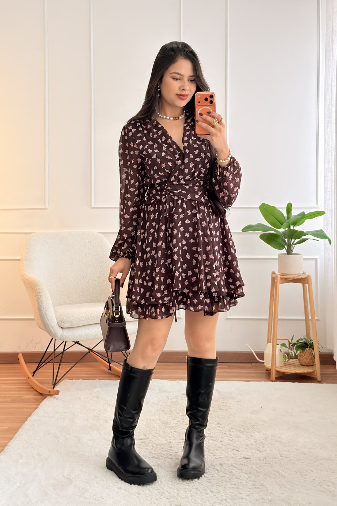 Vestido curto floral decote V