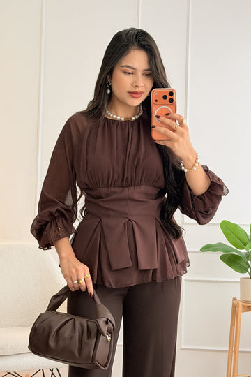 Blusa gola alta com manga bufante e barra godê