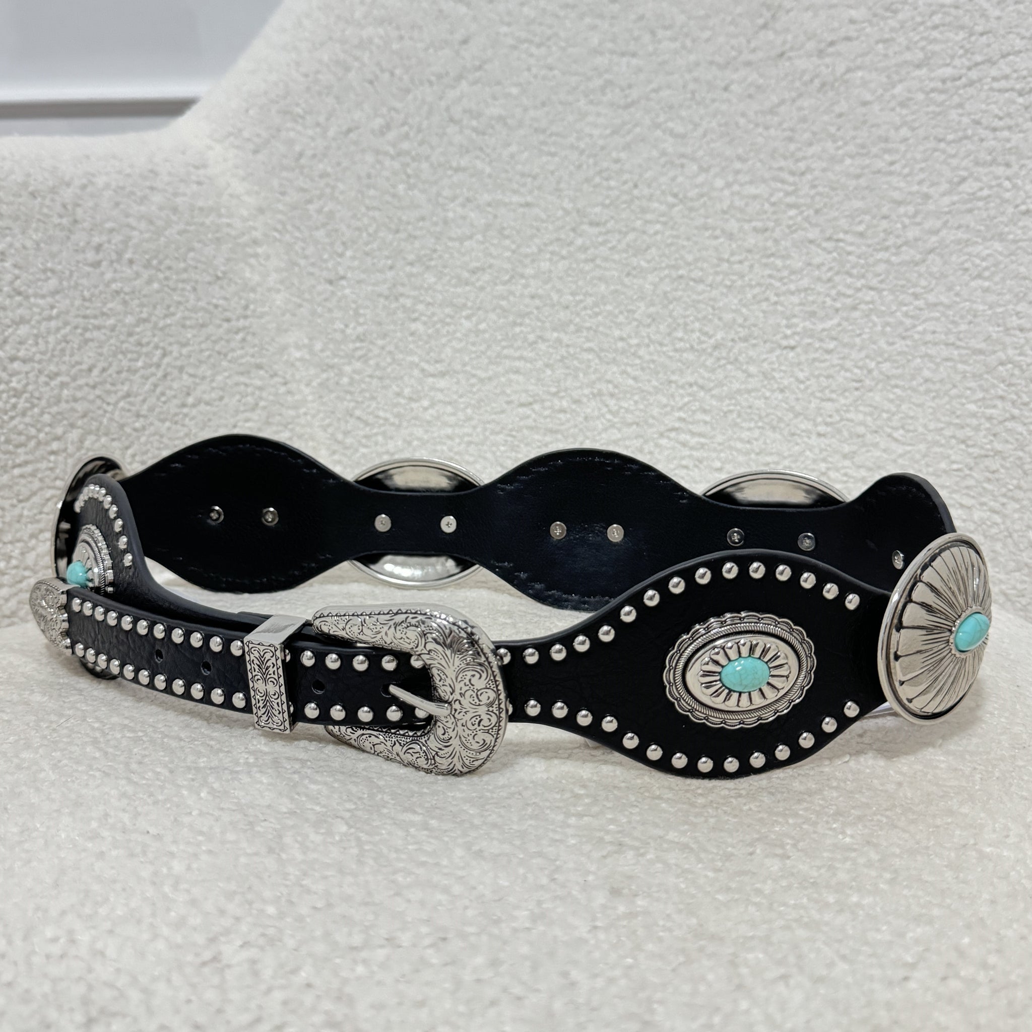 Cinto vintage com fivela prateada e detalhes turquesa